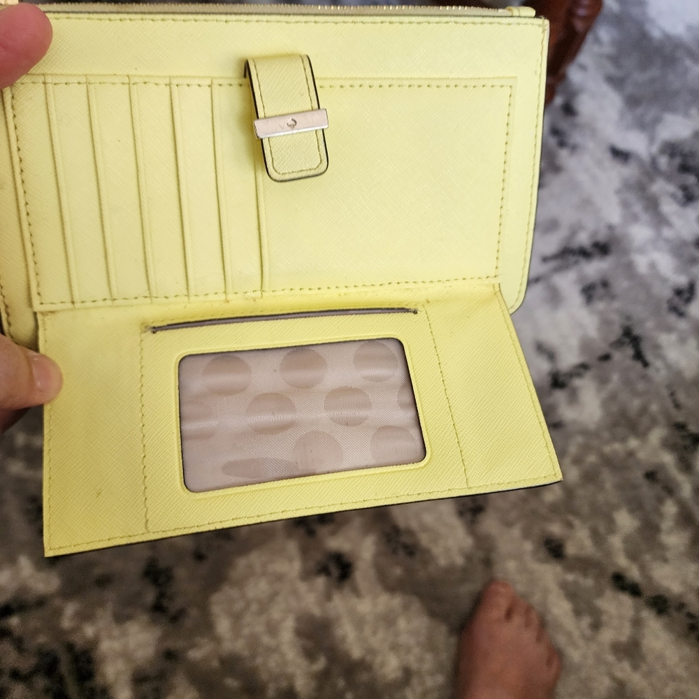 F1 - Bright Yellow Kate Spade Wristlet - Picture 3 of 4